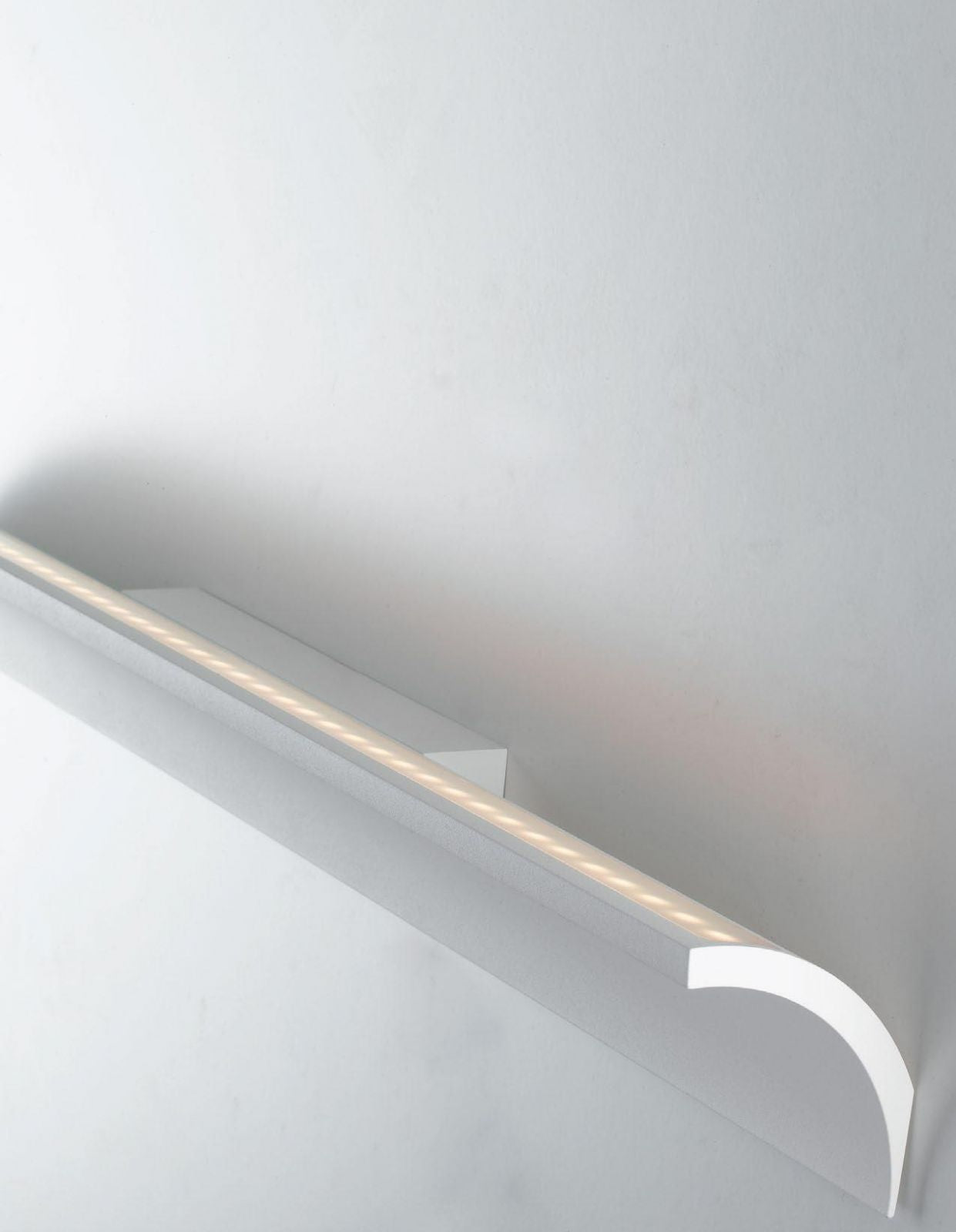 Applique led integrato in alluminio bianco goffrato 8-15W 4000°k 780-1860lm collezione MUSTANG Applique led integrato in alluminio bianco goffrato 8-15W 4000°k 780-1860lm collezione MUSTANG